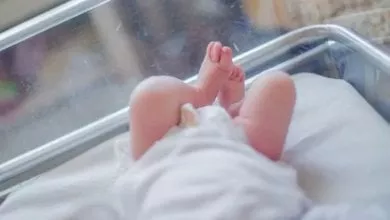 Partorisce a casa in videochiamata con il ginecologo: ha guidato il marito nei momenti più delicati. Mamma e bimba stanno bene