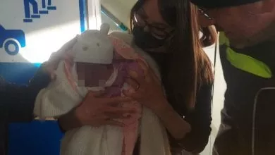 Partorisce a bordo del traghetto: mamma e bimba stanno bene. Il ginecologo: “Un parto precipitoso”